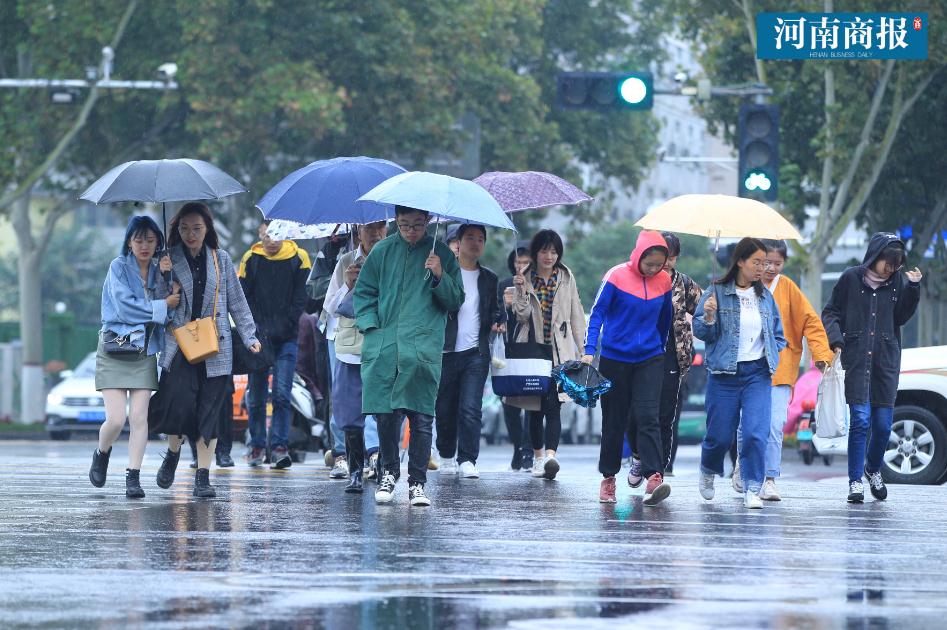 国庆假期下雨:短裙和厚棉袄同现郑州街头 河南一百度