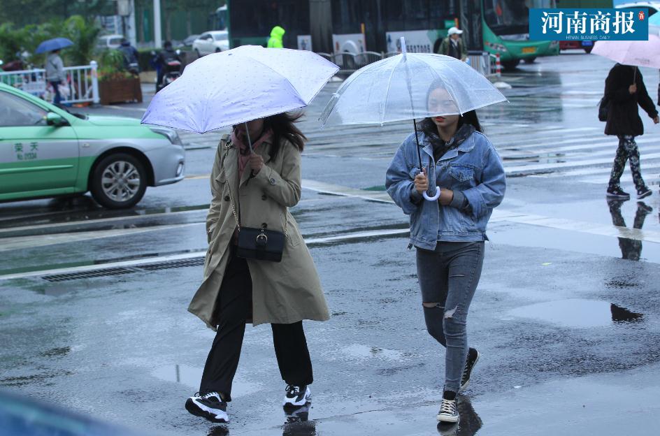 国庆假期下雨:短裙和厚棉袄同现郑州街头 河南一百度