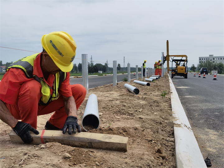 蘭原高速公路封丘至原陽段波形護欄板施工現場據瞭解,蘭原高速公路