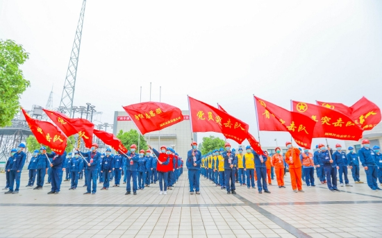 国网河南电力在1000千伏特高压南阳站年度检修授旗仪式-。（拍摄 罗浩）