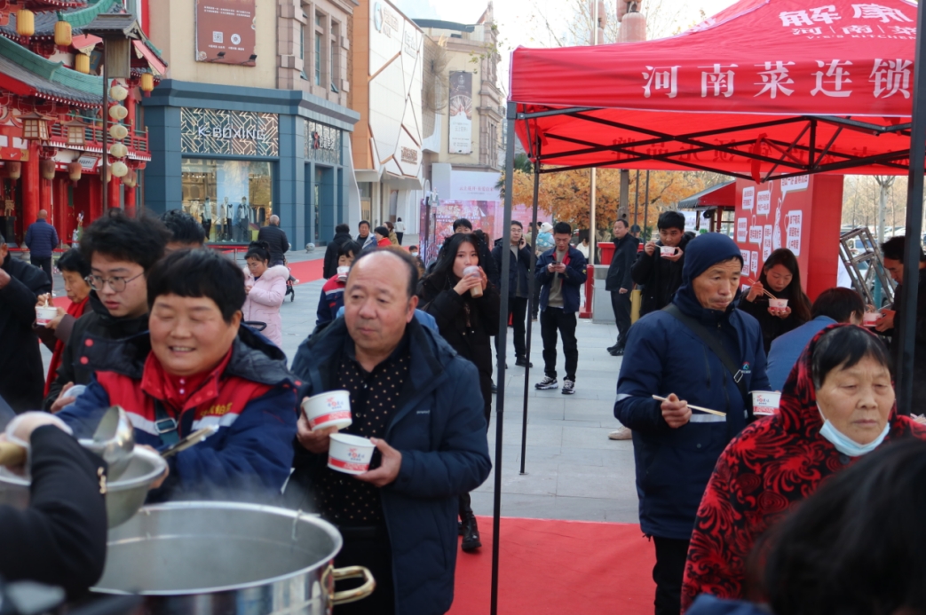 奶茶杯喝鱼汤？河南人的“花式操作”引全网围观